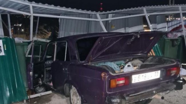 В Севастополе пьяный угонщик закончил маршрут в мусорнике (фото)