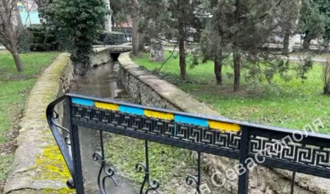 «Я люблю Украину и решила ее лично поддержать» – жительница Балаклавы рисовала украинскую символику на домах и заборах (видео)