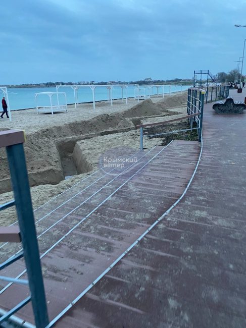 В крымском поселке Черноморское на городском пляже вырыли окопы (фото, видео)