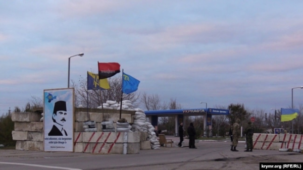 На території проведення акції щодо «громадянської блокади» Криму поблизу КПВВ «Чонгар» на адмінкордоні з Кримом, 2015 рік