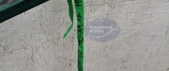 В Алуште партизаны впервые развесили антивоенные ленты зеленого цвета с надписями (фото)