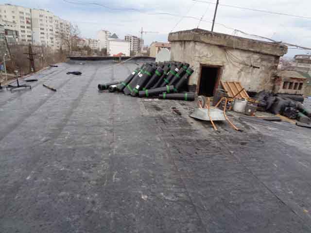Севастопольцам компенсируют ущерб от протечки крыши