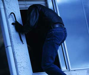 Укрепляйте окна: преступник вынес из квартиры технику и ювелирку