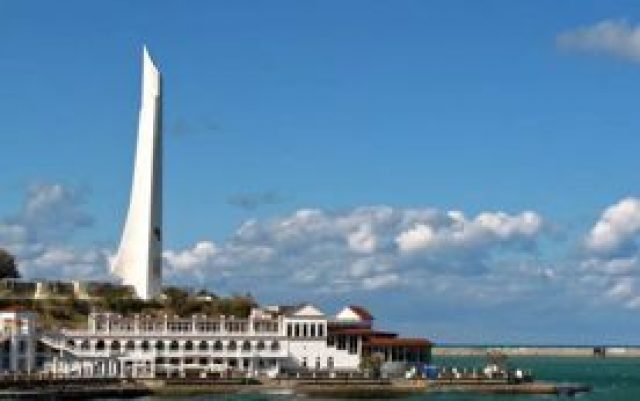 Власти Севастополя снова обещают отремонтировать Штык и Парус