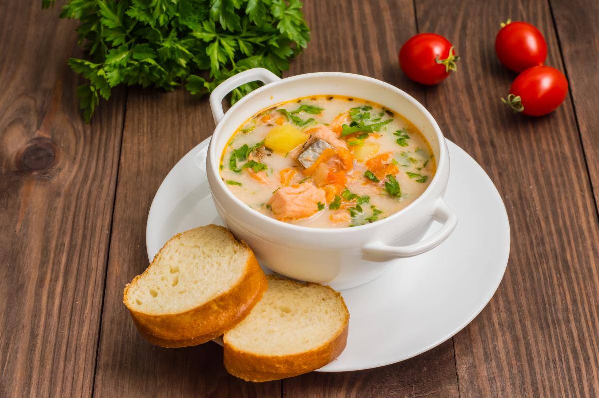 Вершковий та ароматний: рецепт рибного супу за кілька хвилин