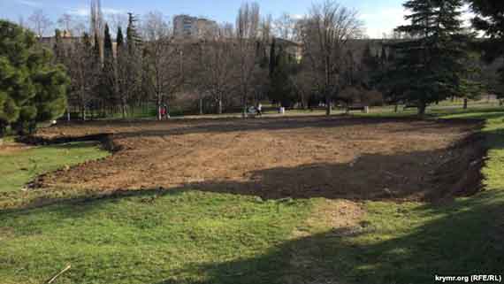 Котлован вместо детской площадки: как в Севастополе реализуют «губернаторскую инициативу»