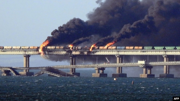 Пожежа на Керченському мосту після вибуху на ньому. Україна, окупований Крим, 8 жовтня 2022 року