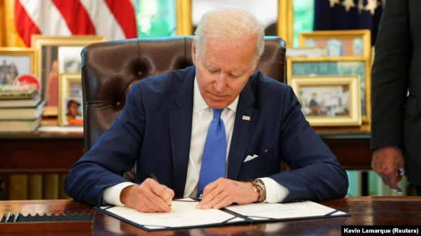 Президент США Джо Байден підписує Закон про ленд-ліз для оборони демократії Україною від 2022 року. Вашингтон, 9 травня 2022 року