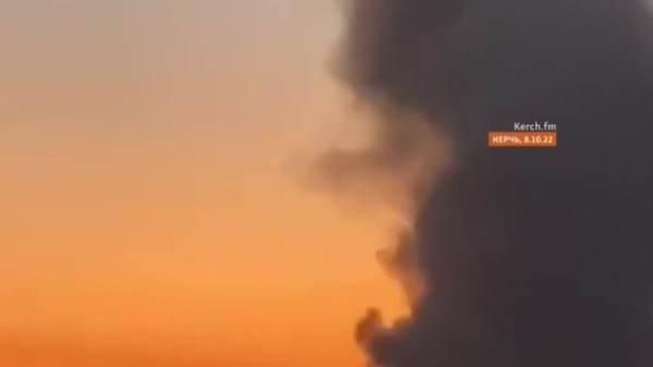 Как взорвался и горит Керченский мост в Крыму (видео)