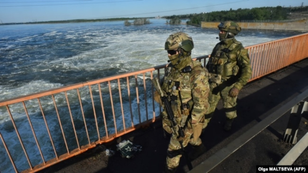 Російські військові на автомобільному мосту біля Каховської ГЕС. Поблизу Нової Каховки на Херсонщині, 20 травня 2022 року