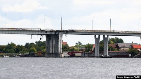 Антонівський автомобільний міст через річку Дніпро, який з’єднує місто Херсон із лівобережжям, 13 вересня 2022 року