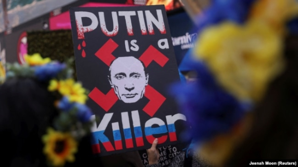 Під час акції «Стоп геноциду народу України» проти вторгнення Росії в Україну. На плакаті напис англійською: «Путін – вбивця». Нью-Йорк, США, 9 квітня 2022 року