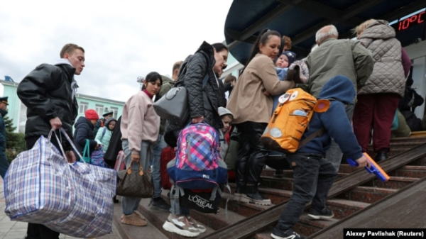 Громадяни, евакуйовані з підконтрольної Росії Херсонської області України, прибувають на залізничну станцію в місті Джанкой, Крим, 20 жовтня 2022 року