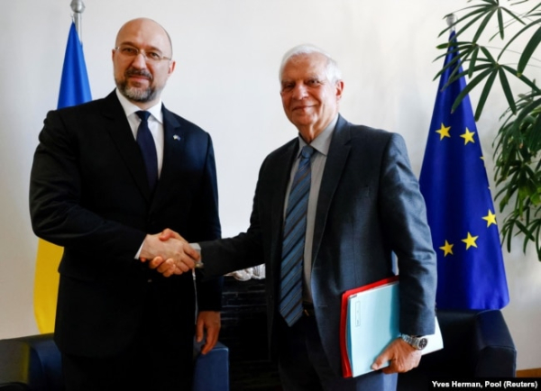 Прем’єр-міністр України Денис Шмигаль (ліворуч) і голова дипломатичного відомства ЄС Жозеп Боррель. Брюссель, 5 вересня 2022 року /