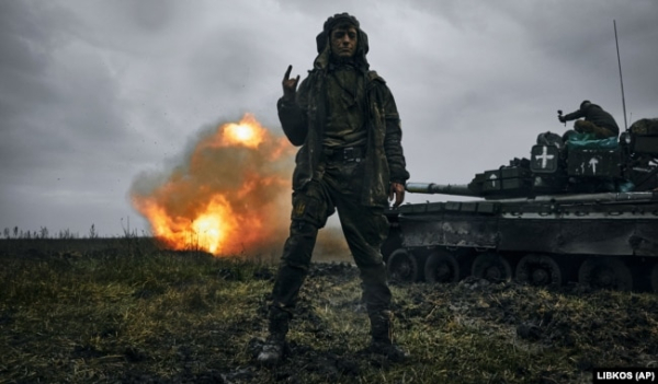Українські танкісти ведуть вогонь із трофейного російського танка Т-80 по позиціях армії РФ на Донеччині, 22 листопада 2022 року