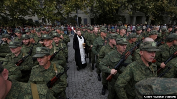 Священник благословляє мобілізованих. Севастополь, 27 вересня 2022 року