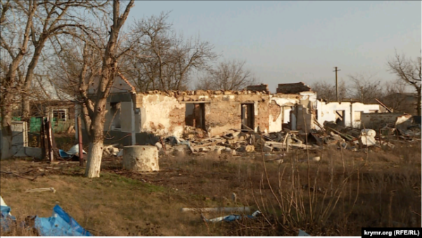 Село Квітневе, Миколаївська область. 13 хат були знищені внаслідок удару російської важкої вогнеметної системи «Солнцепек», розповідає місцевий житель