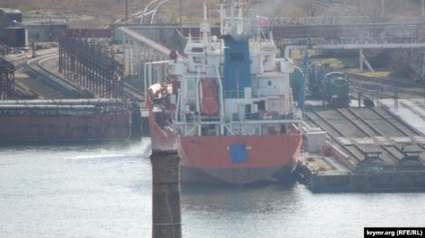 Танкер із закритим ідентифікаційним номером у Керченському морському рибному порту