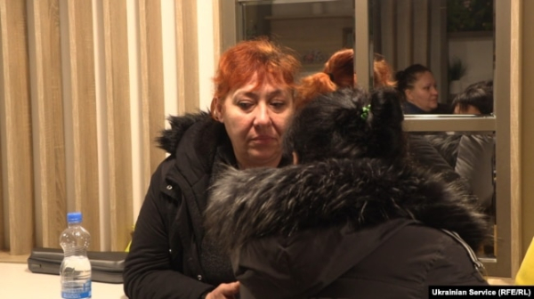 Марина Ломова, у якої двоє дітей перебувають у Криму, перед дорогою у київському шелтері