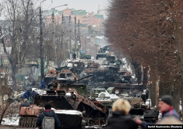 Знищена російська військова техніка на вулиці Бучі, Київська область, 1 березня 2022 року