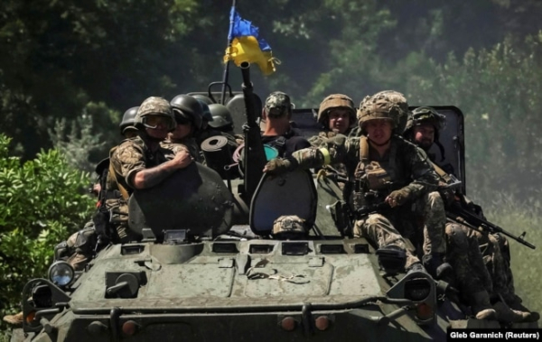 Українські військовослужбовці на бронетранспортері в Донецькій області, 7 липня 2022 року