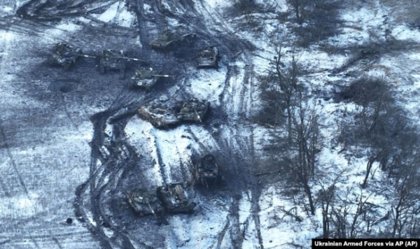 Пошкоджені Силами оборони України російські танки під Вугледаром після спроби армії РФ атакувати це місто. Донеччина, лютий 2023 року