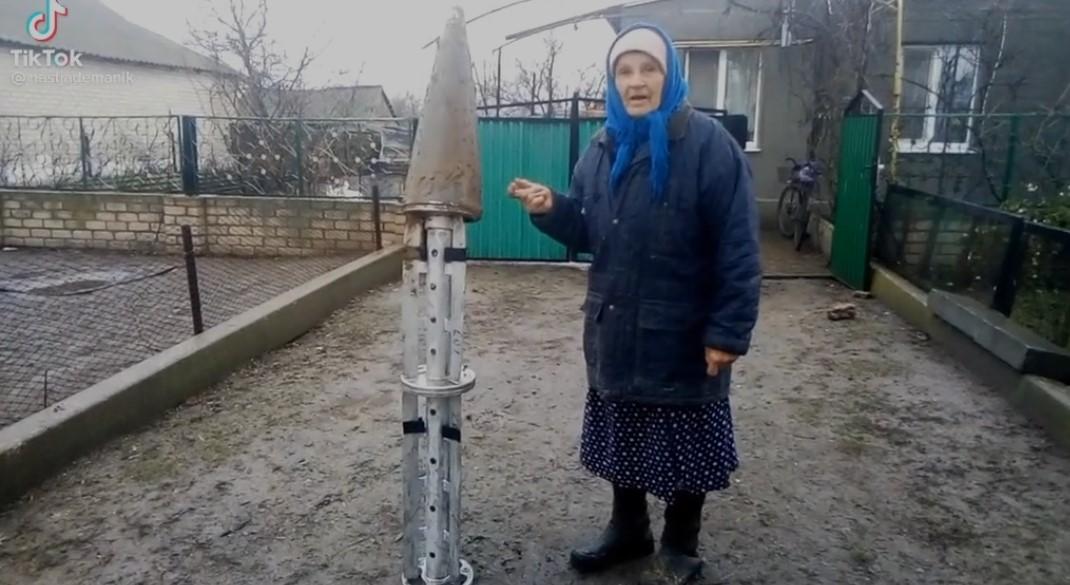 "Дивіться на свою дурну ракету": хоробра бабуся з Херсона "наїхала" на окупантів (відео)
