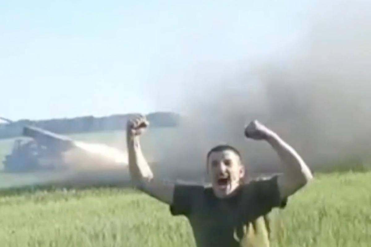 Відео дотепного українського тракториста-артилериста "розривають" мережу