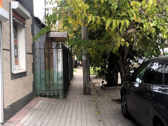 В Севастополе власти обещают бороться с захватом тротуаров