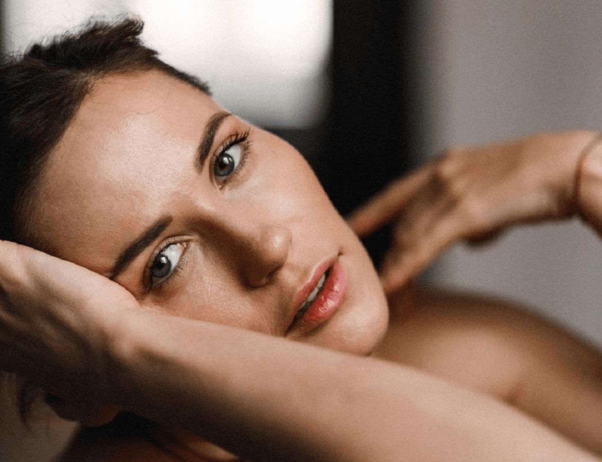 Актриса Денисенко ледь прикрила оголені груди в ніжній фотосесії
