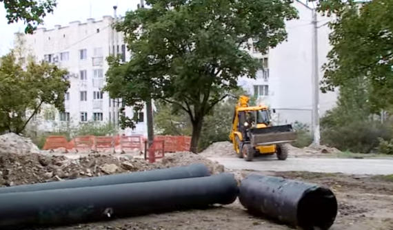 Разрытые тротуары и разбитые площадки – реалии проспекта Острякова (видео)