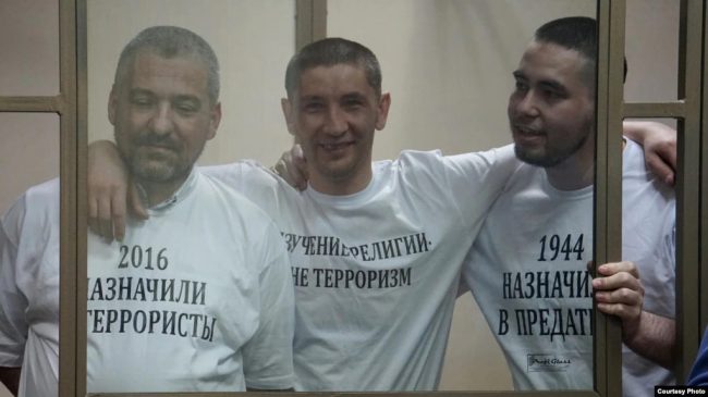 В Симферополе под зданием суда задержали людей, пришедших поддержать осужденных по «делу Хизб ут-Тахрир»