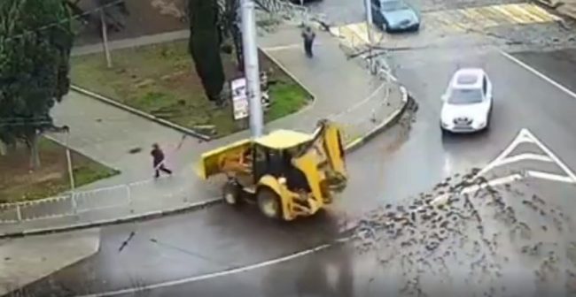 Трактор снес дорожные ограждения в Севастополе (видео)