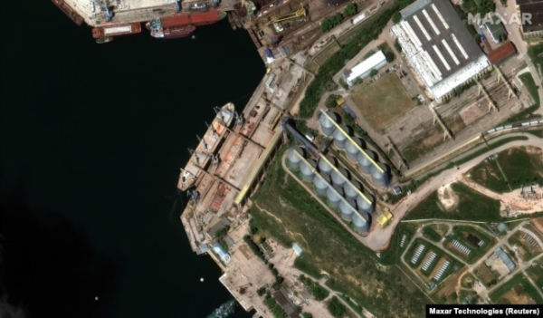 На супутниковому знімку видно суховантаж, що завантажує зерно в порту Севастополя, 19 травня 2022 року
