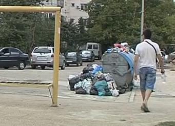 Во дворе пятиэтажки на ул. Шевченко все лето гниют мусорные контейнеры