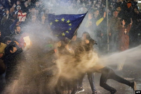 Проти протестувальників грузинські правоохоронці використовували водомети. Тбілісі, 7 березня 2023 року