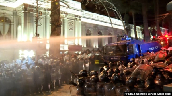 Під час акції протесту в Грузії. Поліція використовувала водомети. Тбілісі, 7 березня 2023 року