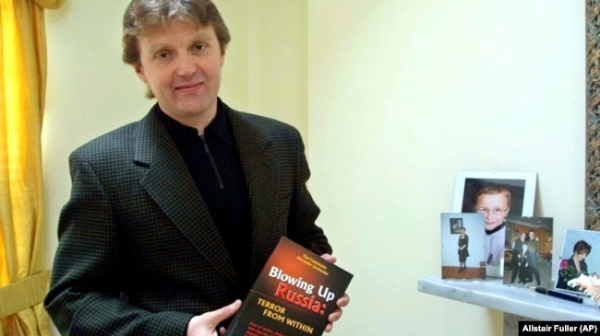 Олександр Литвиненко (1962–2006), колишній працівник радянських і російських спецслужб, автор низки книжок, зокрема книги «ФСБ підриває Росію». Лондон, 10 травня 2002 року