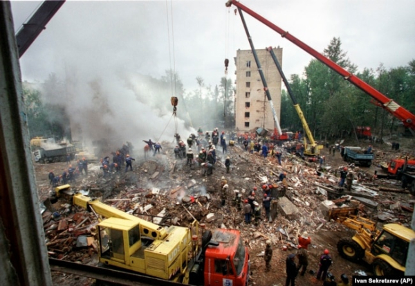Зруйнований вибухом багатоквартирний будинок у столиці Росії. Москва, 13 вересня 1999 року. Від вибуху загинуло 124 людини. Цей вибух називають одним із чотирьох терактів – підриву житлових будинків у містах Росії у вересні 1999 року