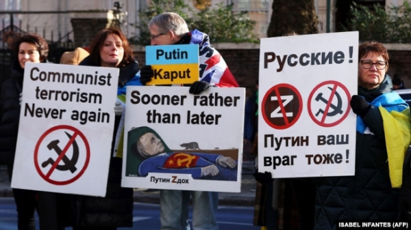 Під час акції протесту проти збройної агресії Росії щодо України біля російського посольства у Великій Британії. Лондон, 25 лютого 2023 року