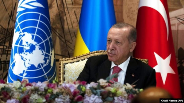 Президент Туреччини Реджеп Тайїп Ердоган під час церемонії підписання угоди, підтриманої ООН, про розблокування експорту зерна з України