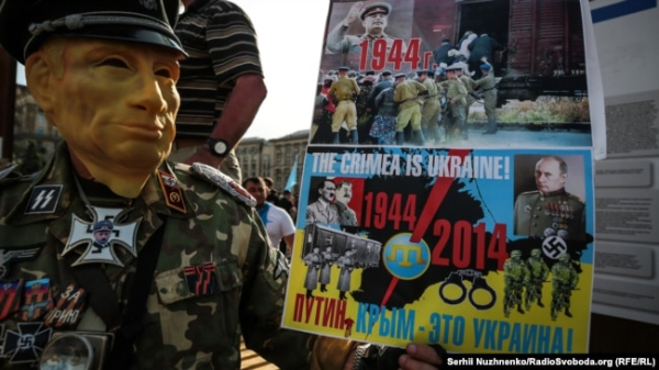 Чоловік у масці Путіна під час відзначення Дня пам'яті жертв геноциду кримськотатарського народу. Київ, 18 травня 2019 року
