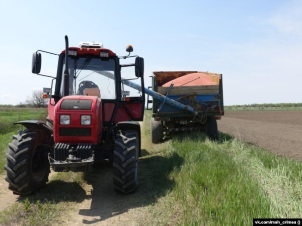 Сільгосптехніка на посівній рису в Красноперекопському районі, Крим, 4 травня 2022 року