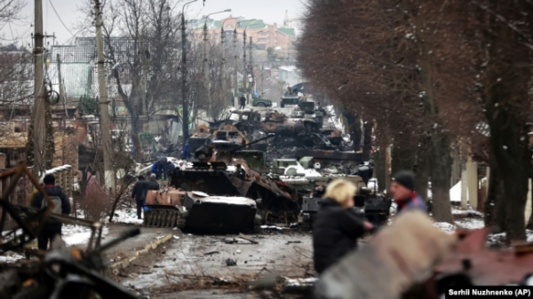 Спалена російська бронетехніка на вулиці Бучі під Києвом, 1 березня 2022 року