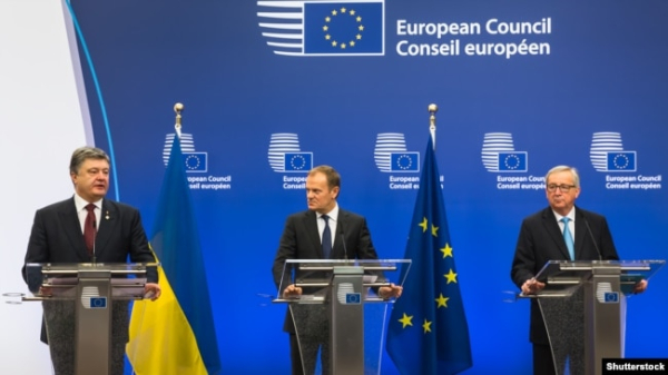 П'ятий президент України Петро Порошенко (ліворуч), голова Європейської ради Дональд Туск (посередині) та голова Єврокомісії Жан-Клод Юнкер (праворуч). Брюссель, 17 березня 2016 року