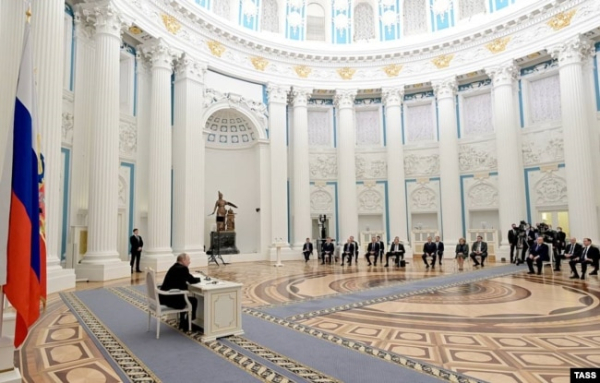 Президент Росії Володимир Путін (ліворуч) на нараді з постійними членами Ради безпеки Росії в Кремлі напередодні повномасштабного вторгнення в Україну. Москва, 21 лютого 2022 року