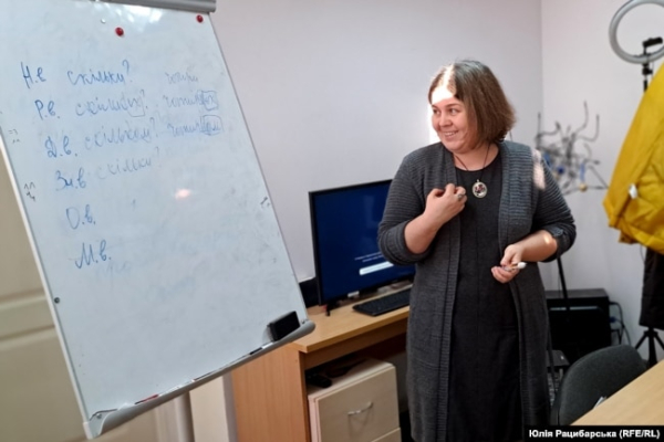 На занятті розмовного клубу в обласній бібліотеці для молоді в Дніпрі, філолог Ірина Пасько