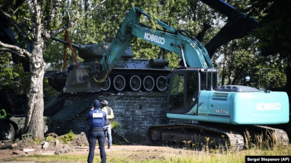 Під час демонтажу радянського танка Т-34, встановленого як пам'ятник, присвячений Другій світовій війні. Нарва, Естонія,16 серпня 2022 року