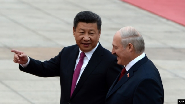 Голова КНР Сі Цзіньпін (ліворуч) розмовляє з президентом Білорусі Олександром Лукашенком, коли вони оглядають китайську почесну варту під час церемонії зустрічі в Будинку народних представників у Пекіні, 29 вересня 2016 року