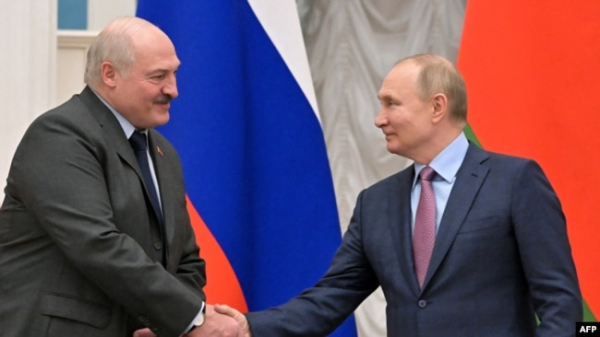 Олександр Лукашенко (л) і Володимир Путін (п)